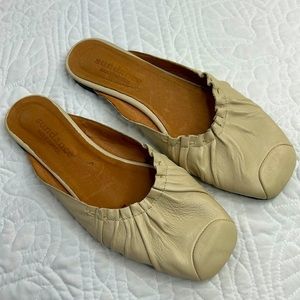 Sundance •10• Cream/Tan Leather Flat Mules Slides